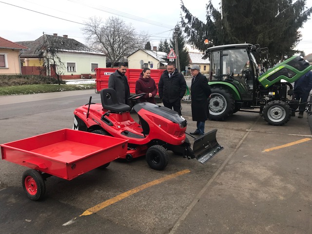 Zoomlion traktor munkaeszközeivel Feldebrőn